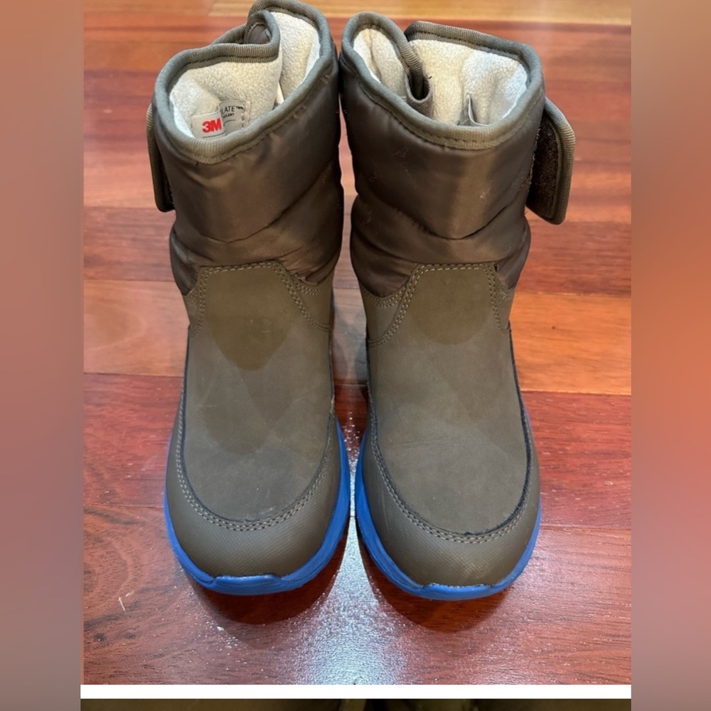❄️UGG ❄️Toty Snow Boot Big Boy Size 2